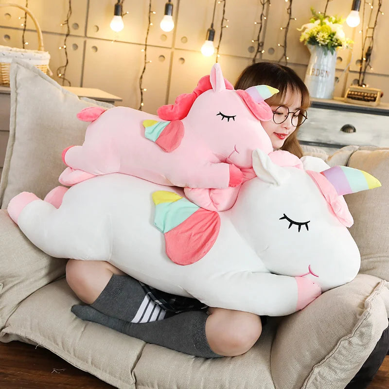 ピンクのふわふわ寝そべりユニコーンぬいぐるみ