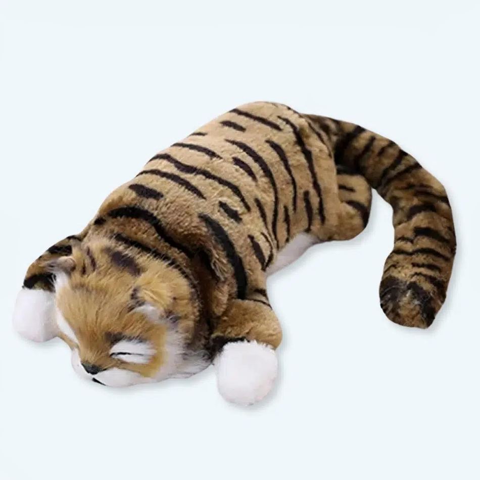 柔らかい茶色のトラ猫のぬいぐるみ、眠っている、抱きしめたくなる、居心地が良い