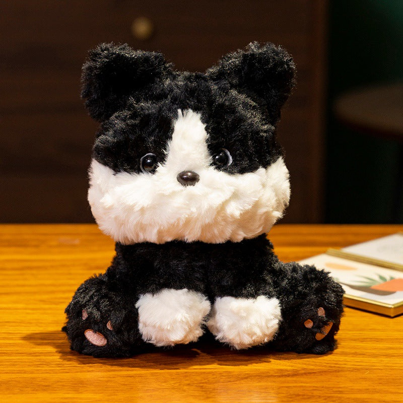 厚い毛皮を持つかわいい黒いぬいぐるみの犬