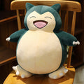 カビゴンのぬいぐるみポケモン、幸せそうに休んで抱きしめている