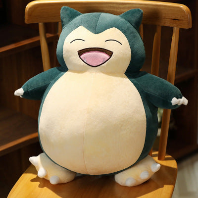 カビゴンのぬいぐるみポケモン、幸せそうに休んで抱きしめている