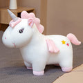 目が開いていて、魔法の銀色のコーンが付いたカラフルなユニコーンのぬいぐるみ