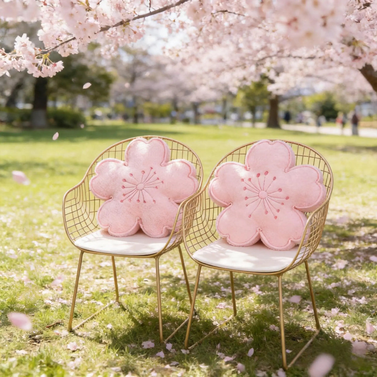 ふわふわ桜型クッション 淡いピンクの刺繍入り