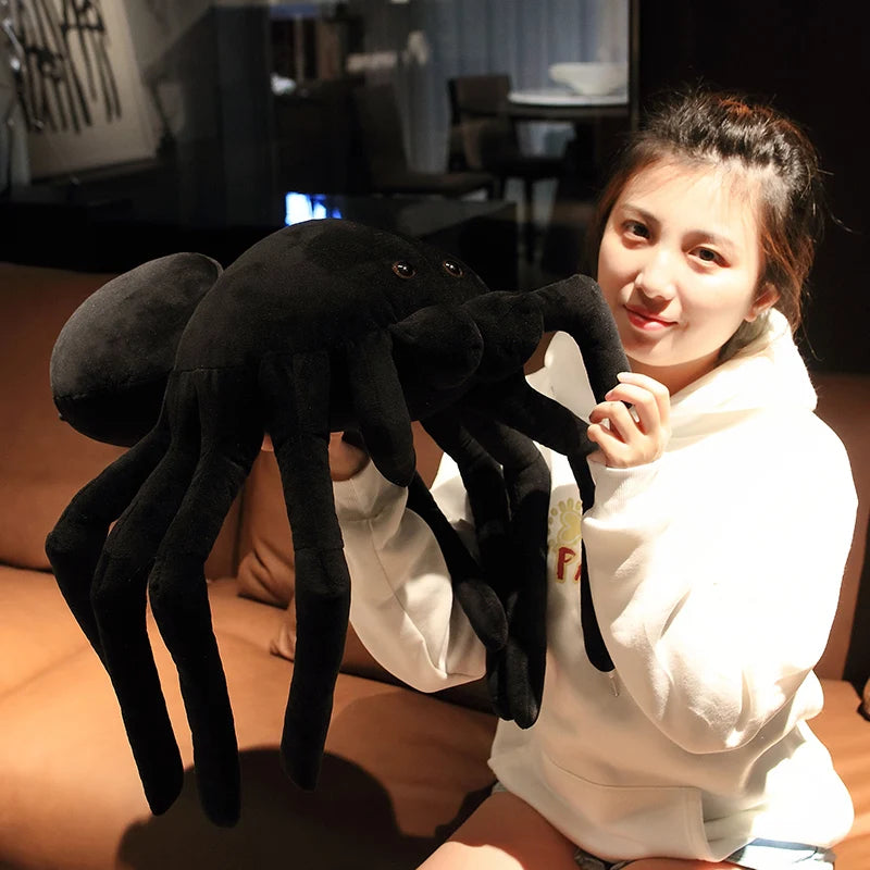 巨大な黒いクモのぬいぐるみ