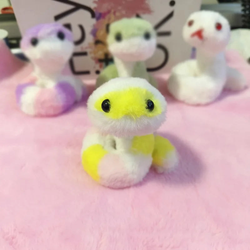 ミニサイズの ふわふわ とぐろ巻き ヘビ ぬいぐるみ