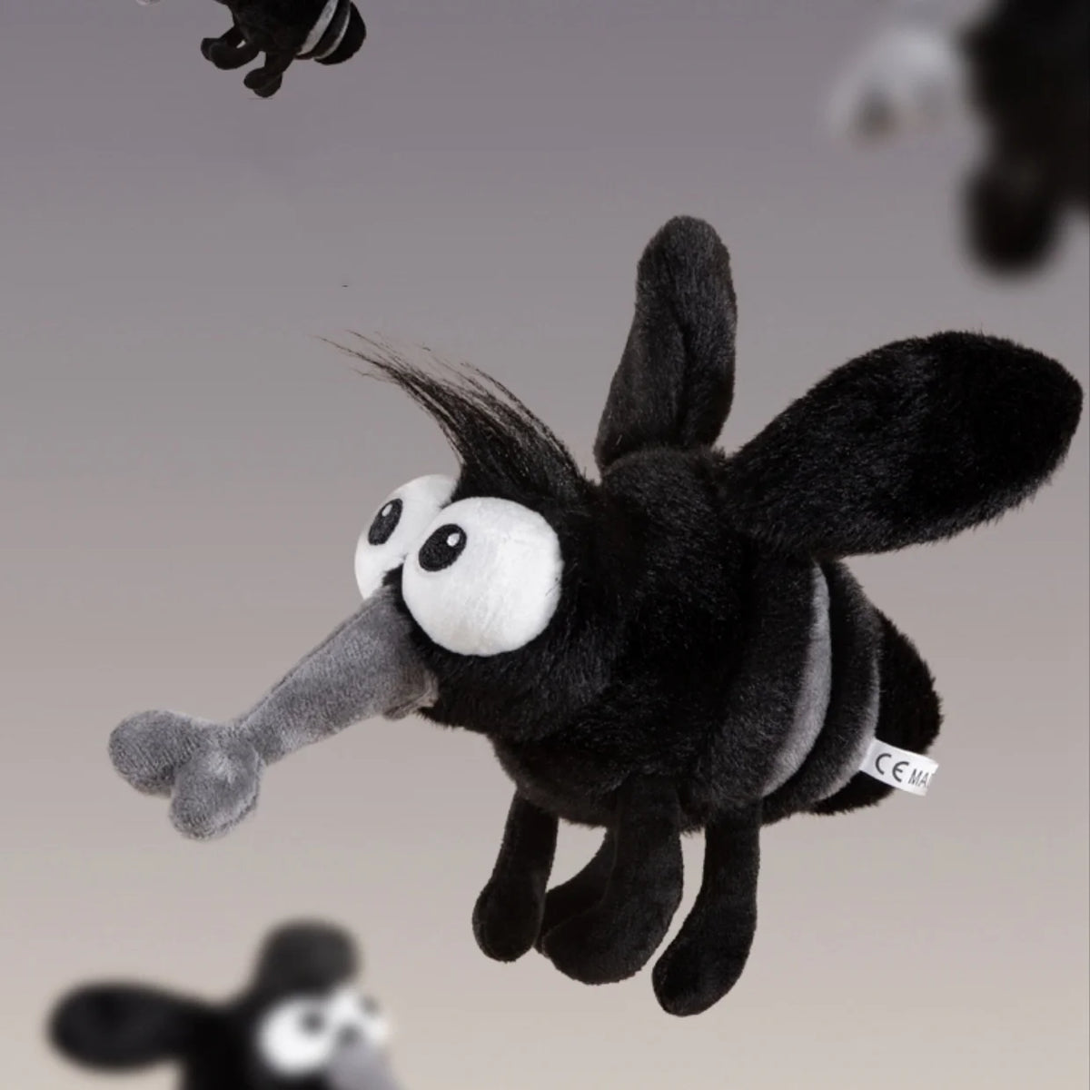 ユニークな大きな目の黒い蚊のぬいぐるみ