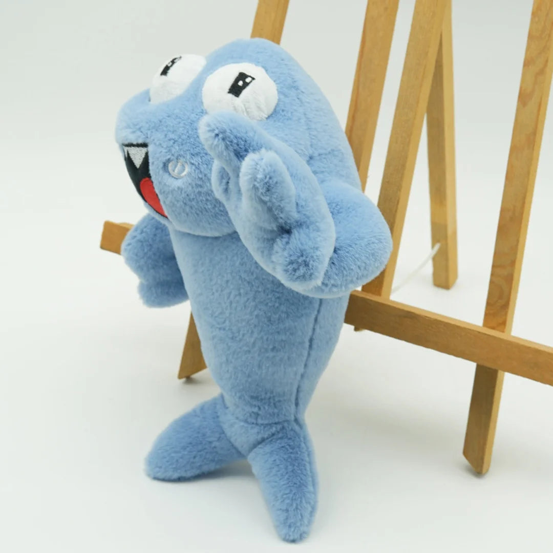 ピースサインと笑顔の ライトブルー 魚 ぬいぐるみ