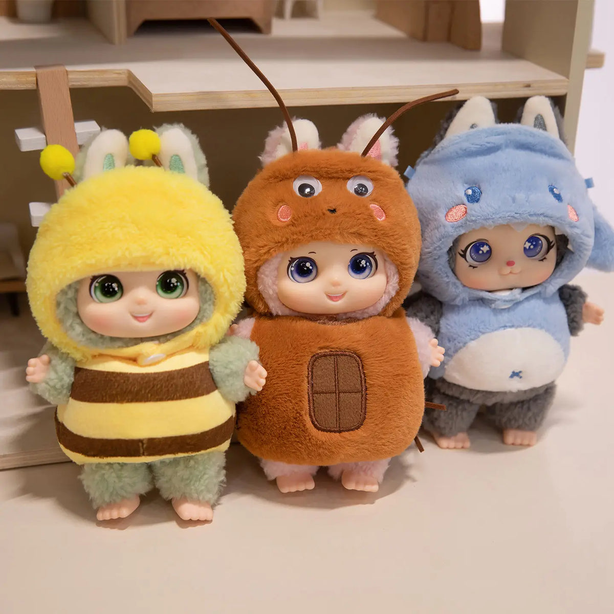 大きな瞳のモコモコひつじ ぬいぐるみ ニット帽とポシェット付き