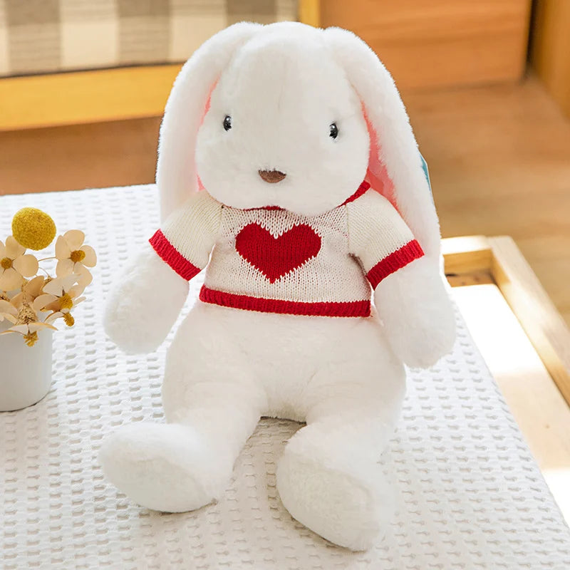 ふわふわセーターを着た垂れ耳うさぎのぬいぐるみ