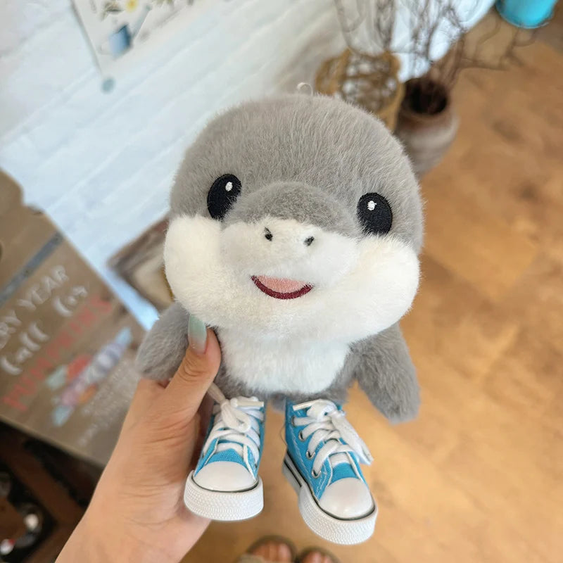 ピンク リボンとスニーカーの イルカぬいぐるみ