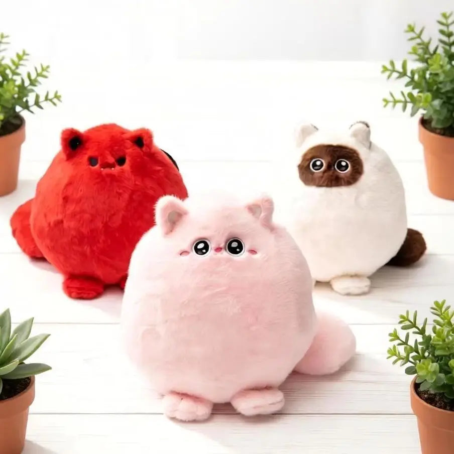 まん丸で赤い いたずら顔のふわふわぬいぐるみ