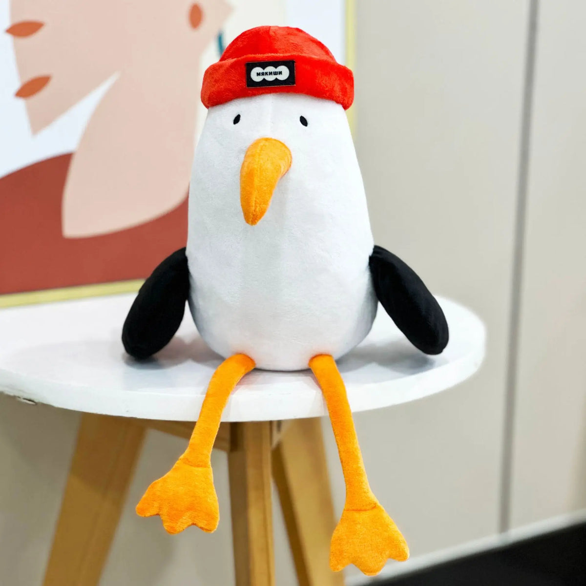 かわいい鳥のぬいぐるみ 赤いニット帽と長い脚