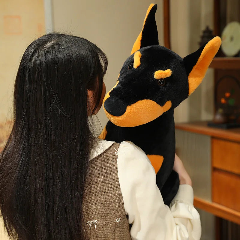 リアルな黒とタンのドーベルマン犬ぬいぐるみ