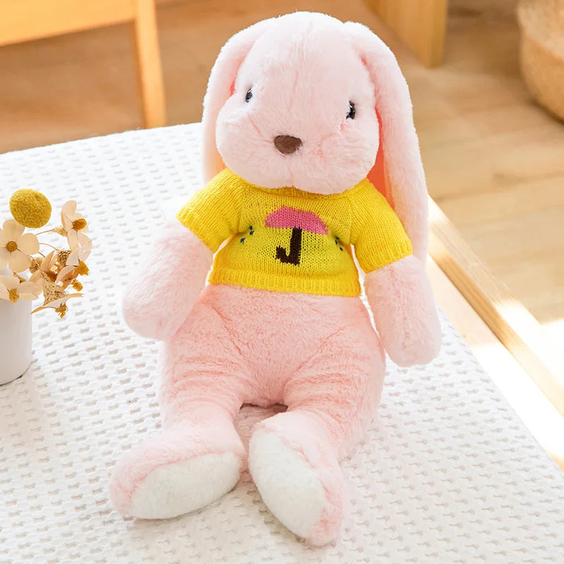 ふわふわセーターを着た垂れ耳うさぎのぬいぐるみ