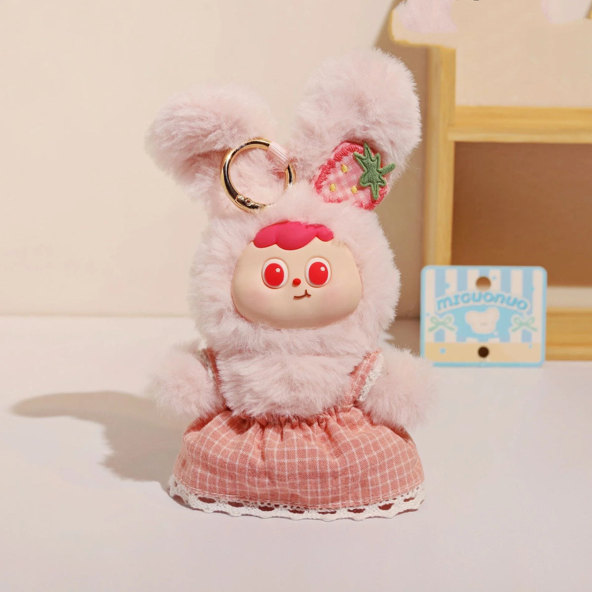 ふわふわうさぎのチェック柄ワンピースぬいぐるみキーホルダー
