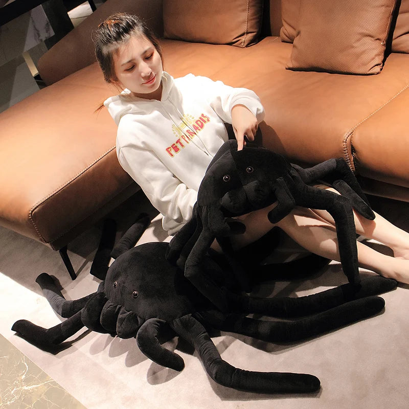 巨大な黒いクモのぬいぐるみ