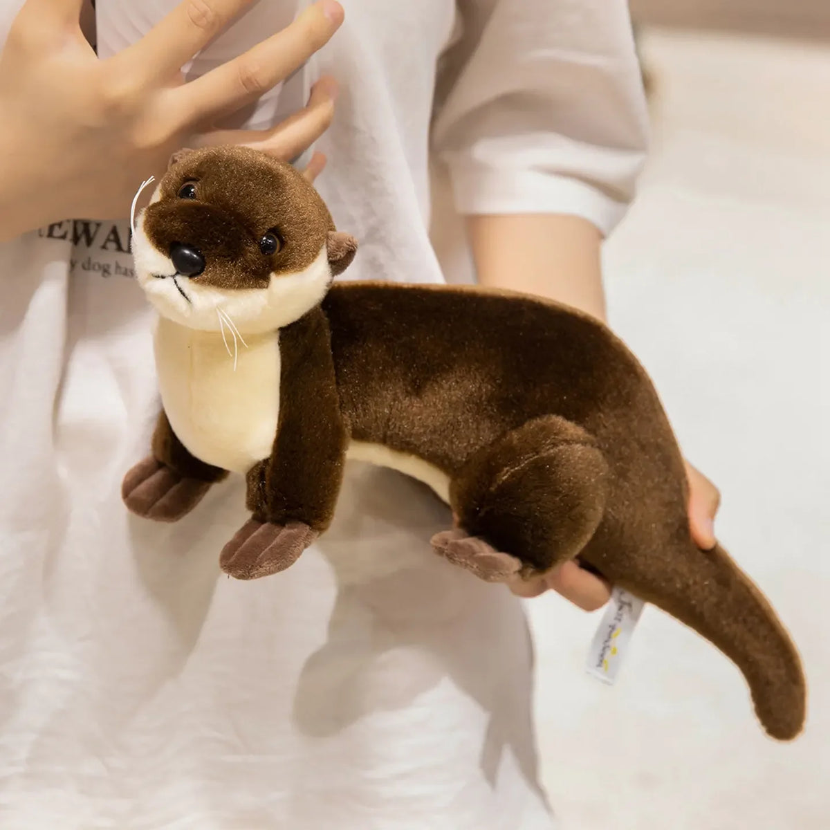 カワウソ ぬいぐるみ 青い魚を抱っこした可愛いマスコット