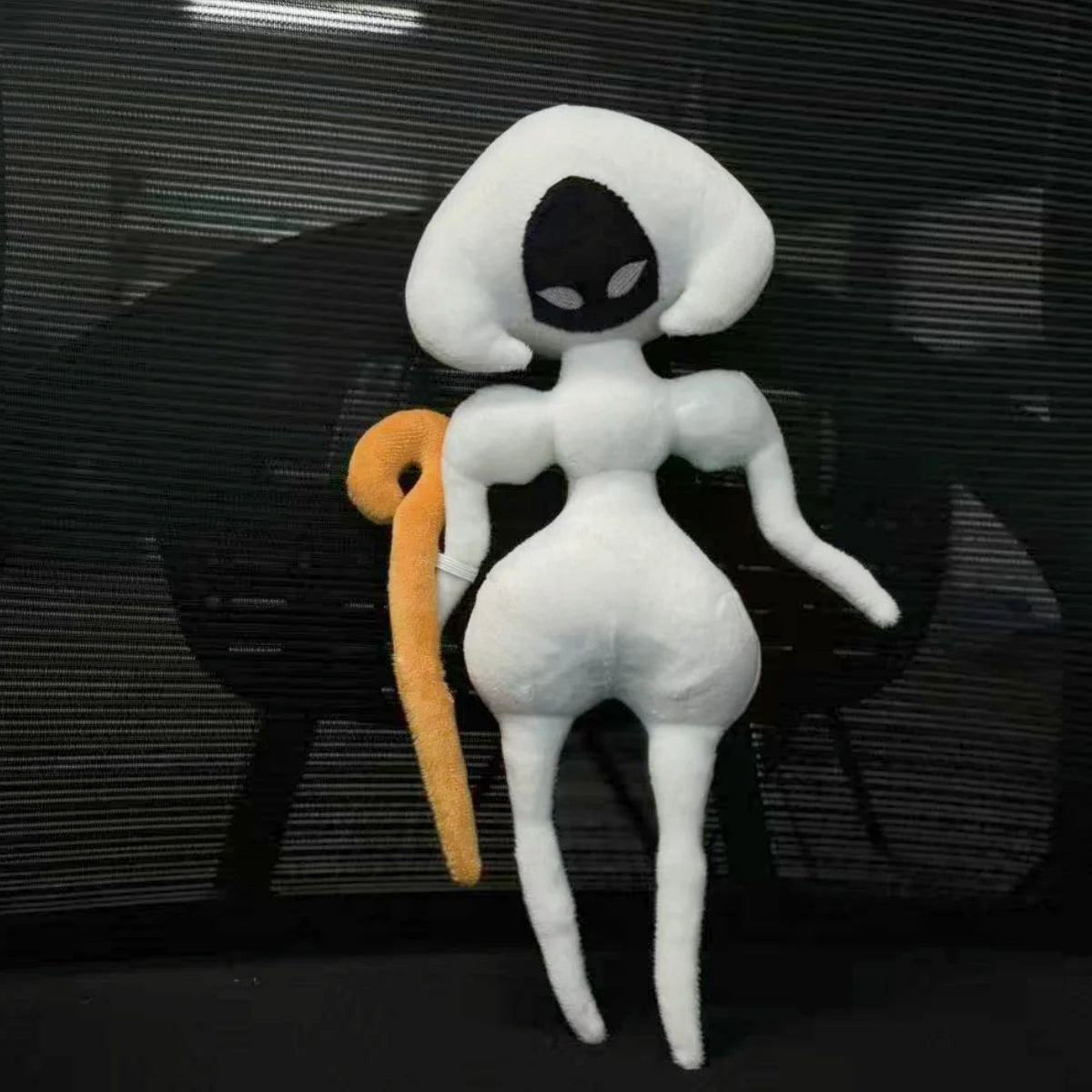 幻想的な白いボブヘアぬいぐるみ オレンジテール付き
