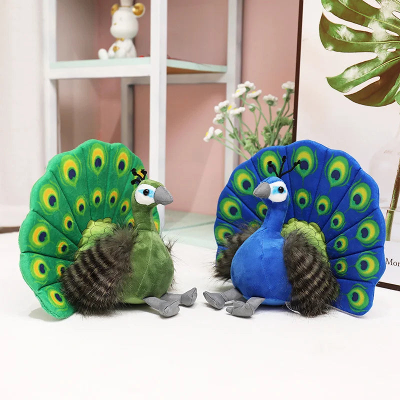 可愛いお座りクジャク ぬいぐるみ 青と緑の鮮やかな目玉模様