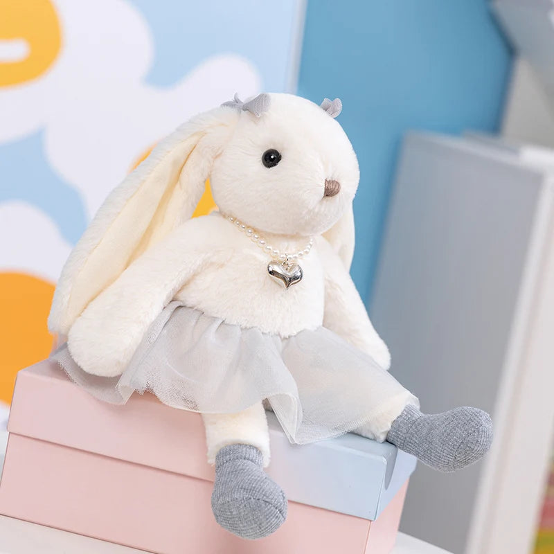 可愛いクリームうさぎぬいぐるみ ピンクチュールスカート 真珠のネックレス付き