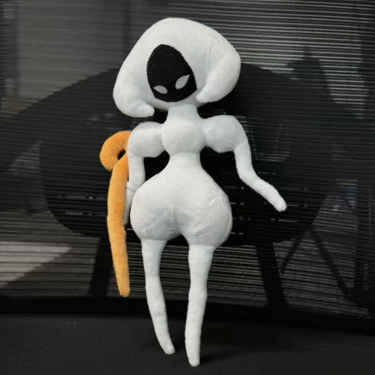 幻想的な白いボブヘアぬいぐるみ オレンジテール付き