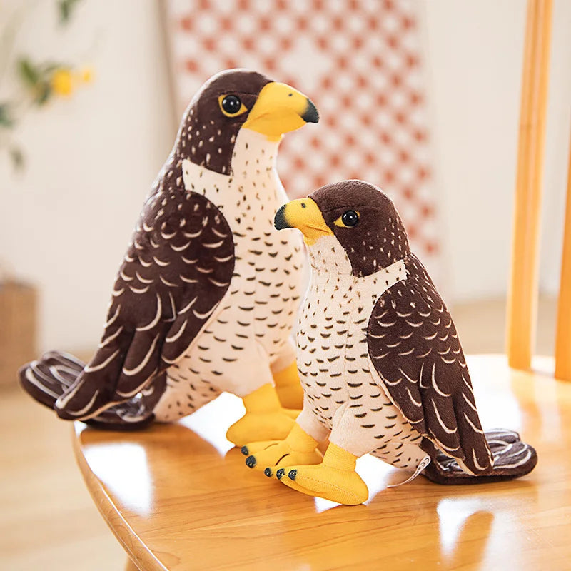 リアルなハヤブサのぬいぐるみ