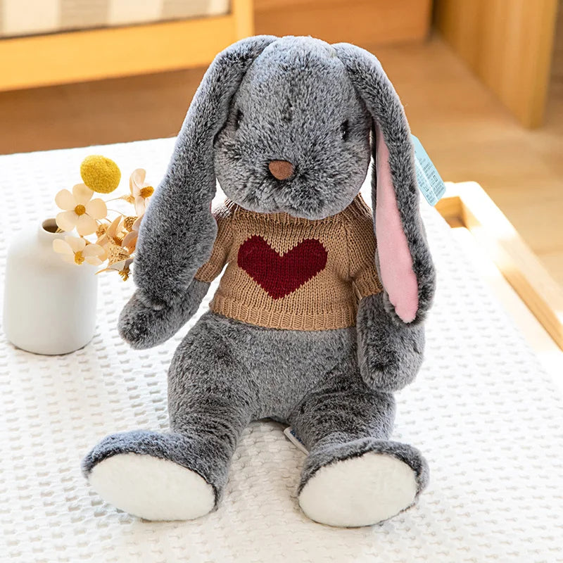 ふわふわセーターを着た垂れ耳うさぎのぬいぐるみ