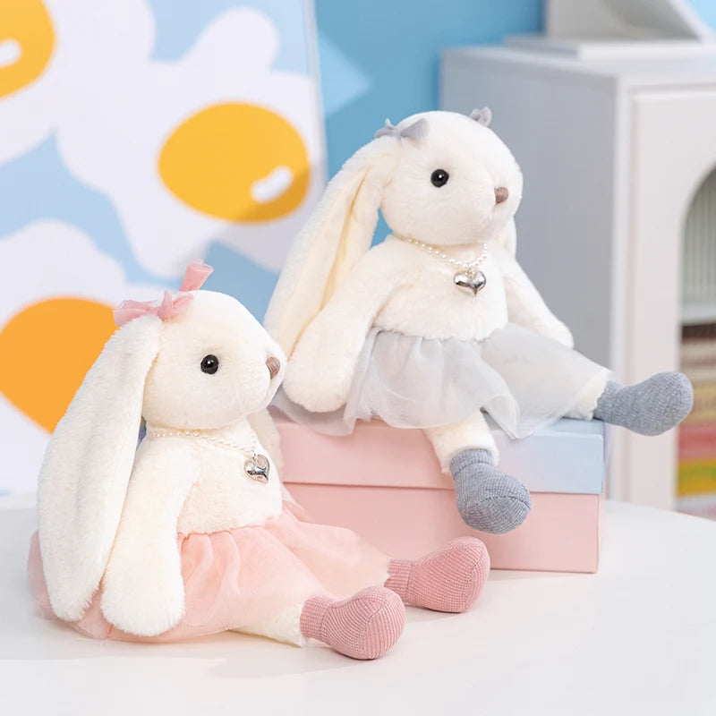 可愛いクリームうさぎぬいぐるみ ピンクチュールスカート 真珠のネックレス付き