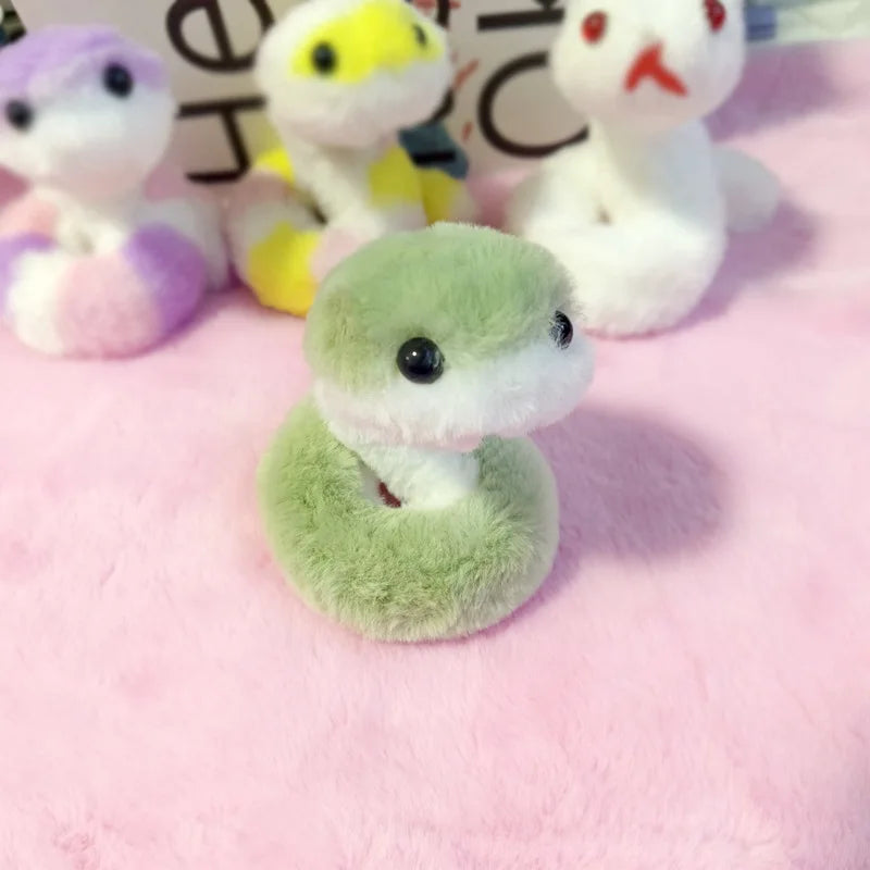 ミニサイズの ふわふわ とぐろ巻き ヘビ ぬいぐるみ