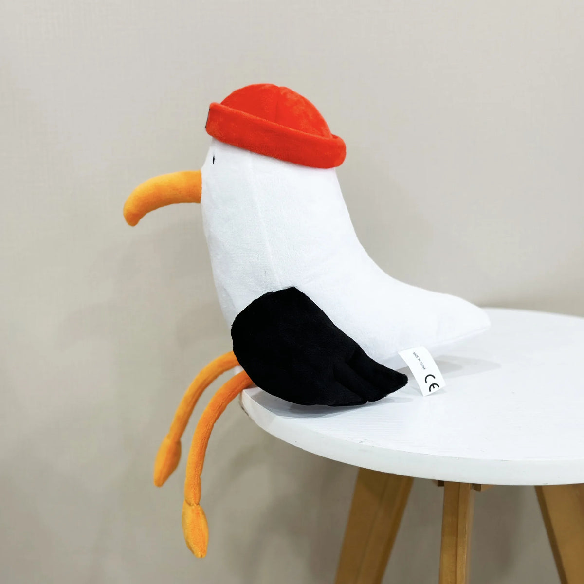 かわいい鳥のぬいぐるみ 赤いニット帽と長い脚