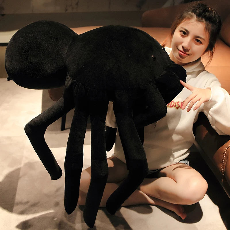 巨大な黒いクモのぬいぐるみ