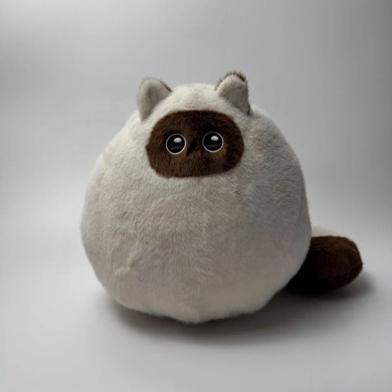 まん丸で赤い いたずら顔のふわふわぬいぐるみ