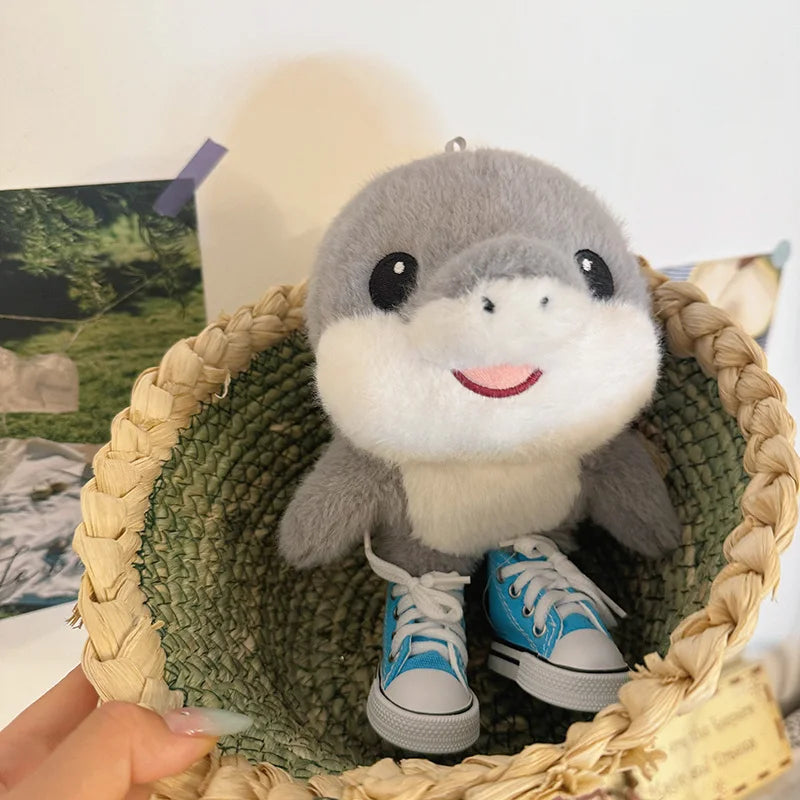ピンク リボンとスニーカーの イルカぬいぐるみ