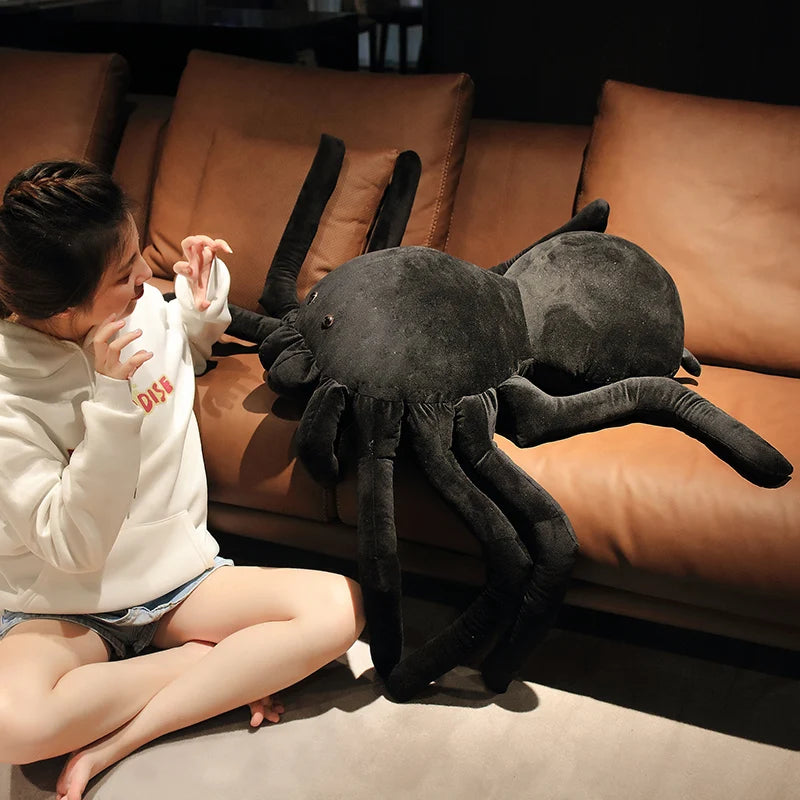 巨大な黒いクモのぬいぐるみ