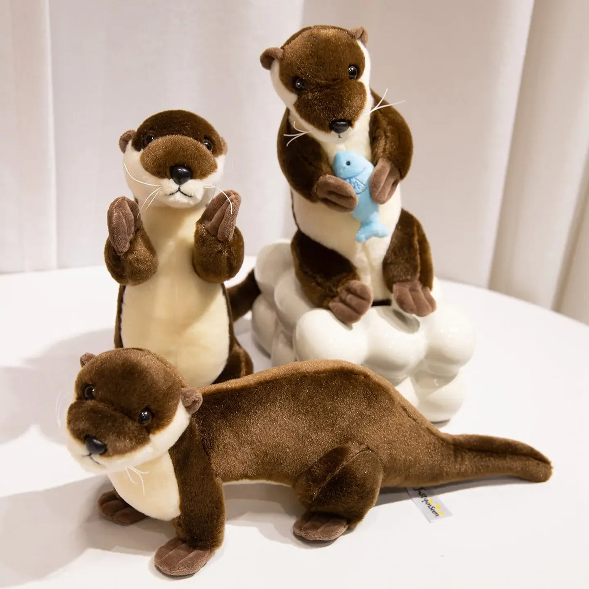 カワウソ ぬいぐるみ 青い魚を抱っこした可愛いマスコット