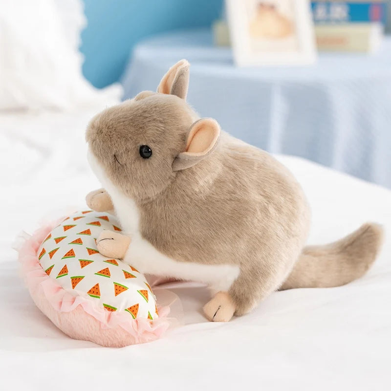 ベージュのチンチラ ぬいぐるみ スイカ柄クッション抱っこ