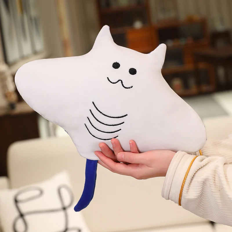 可愛い青いしっぽの白いマンタ型ぬいぐるみ