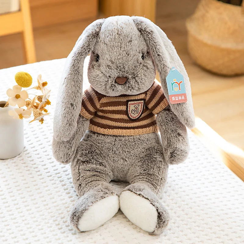 ふわふわセーターを着た垂れ耳うさぎのぬいぐるみ