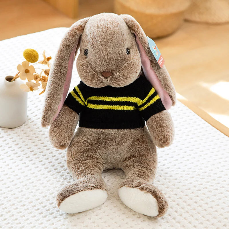ふわふわセーターを着た垂れ耳うさぎのぬいぐるみ