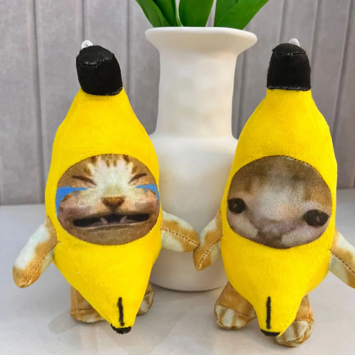 バナナ着ぐるみ 猫ぬいぐるみ 泣き顔と無表情