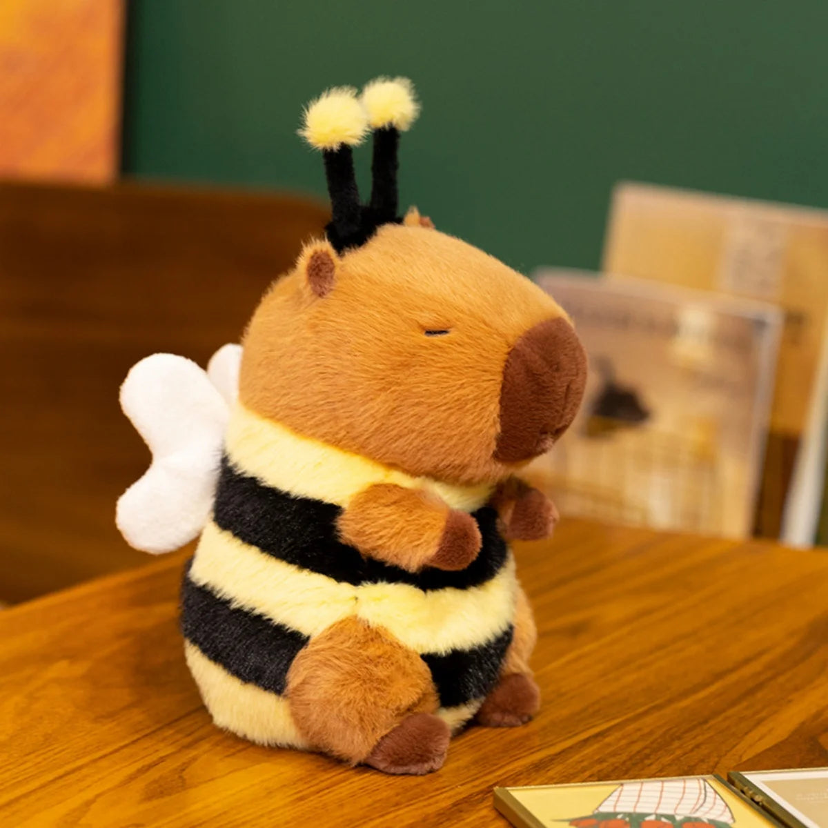 ふわふわ眠り目ミツバチカピバラぬいぐるみ