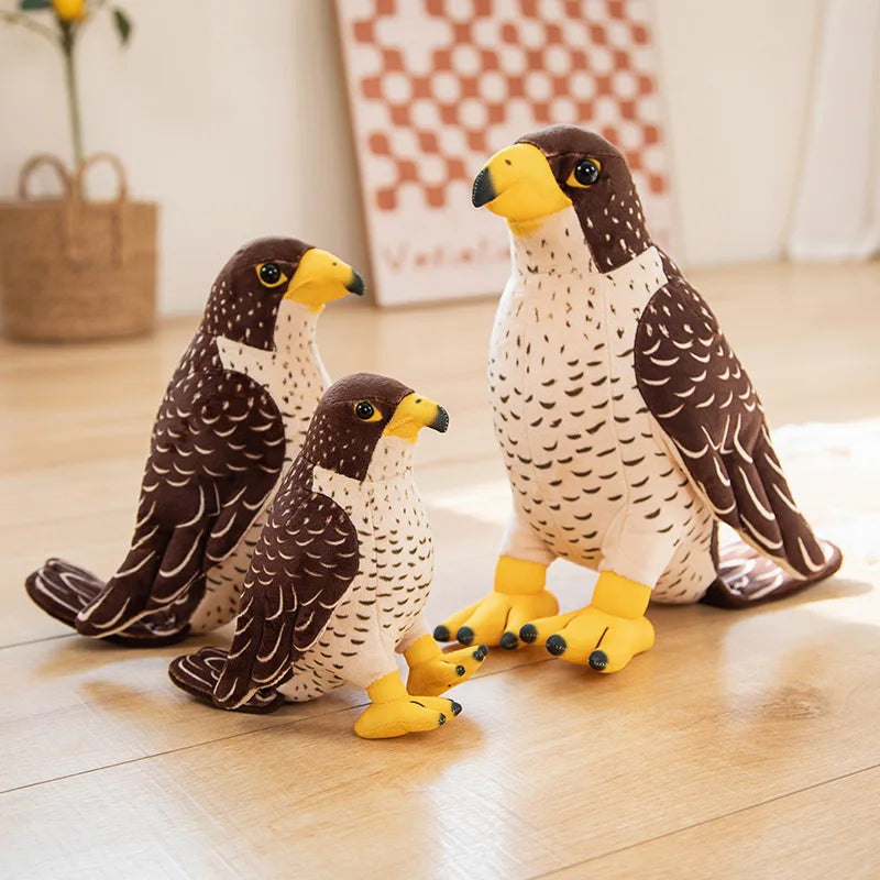 リアルなハヤブサのぬいぐるみ