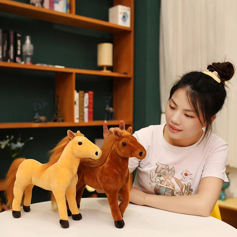 立ち上がる茶色い馬のぬいぐるみ