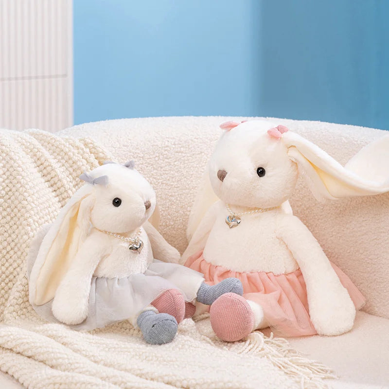 可愛いクリームうさぎぬいぐるみ ピンクチュールスカート 真珠のネックレス付き