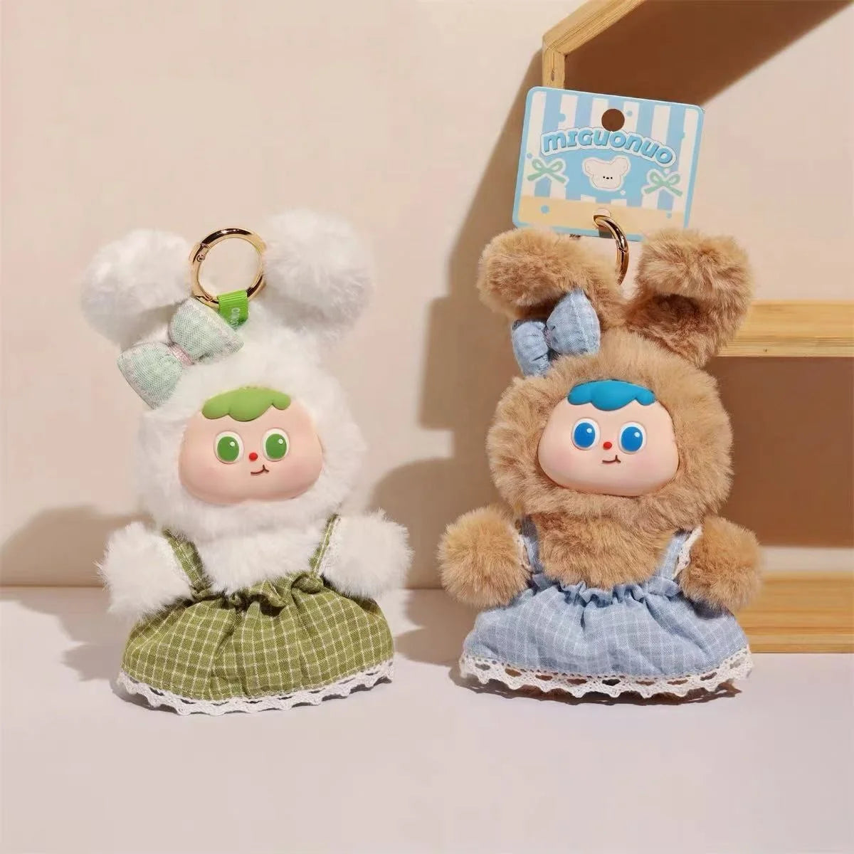 ふわふわうさぎのチェック柄ワンピースぬいぐるみキーホルダー