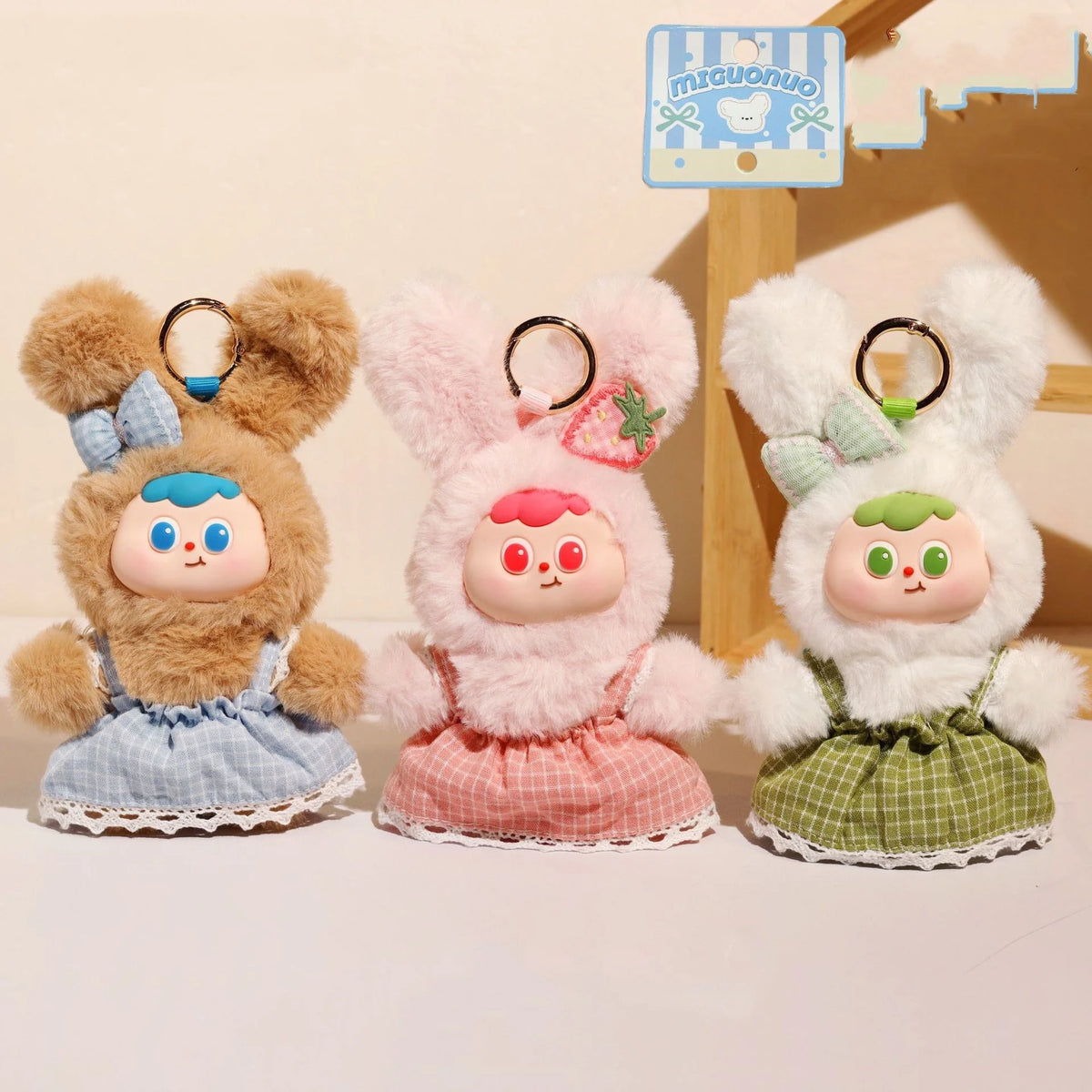 ふわふわうさぎのチェック柄ワンピースぬいぐるみキーホルダー