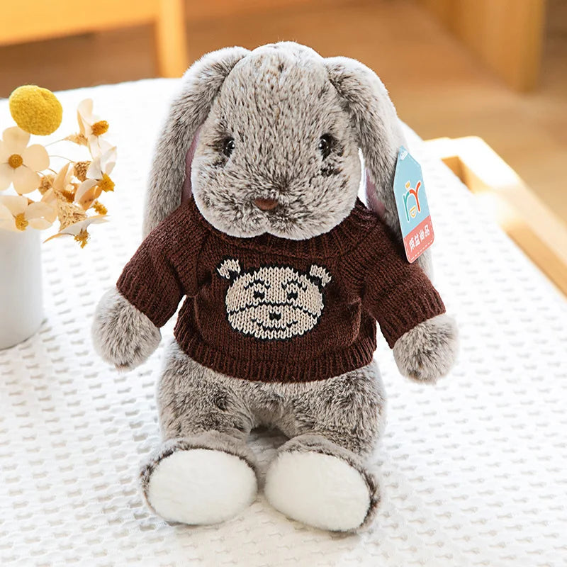 ふわふわセーターを着た垂れ耳うさぎのぬいぐるみ