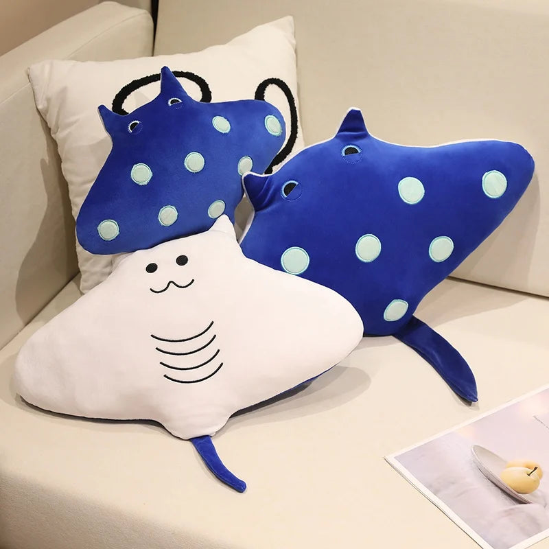 可愛い青いしっぽの白いマンタ型ぬいぐるみ