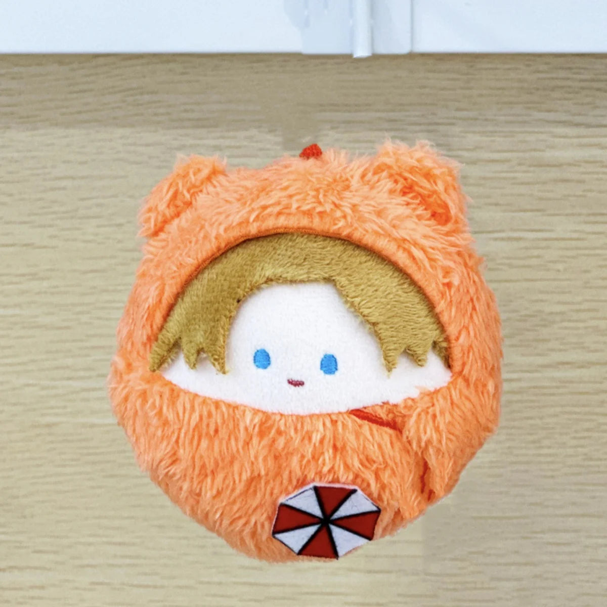 アンブレラ社ロゴ入り オレンジフードの少年 ぬいぐるみキーホルダー