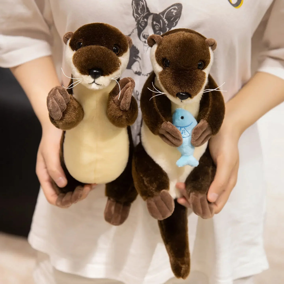 カワウソ ぬいぐるみ 青い魚を抱っこした可愛いマスコット